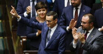 Copertina di Polonia, il Parlamento elegge l’europeista Tusk nuovo primo ministro. Respinto l’ultra-conservatore Morawiecki