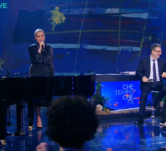 Simona Ventura canta (stonando) con Claudio Baglioni: l’esibizione è già un cult. Viva SuperSimo