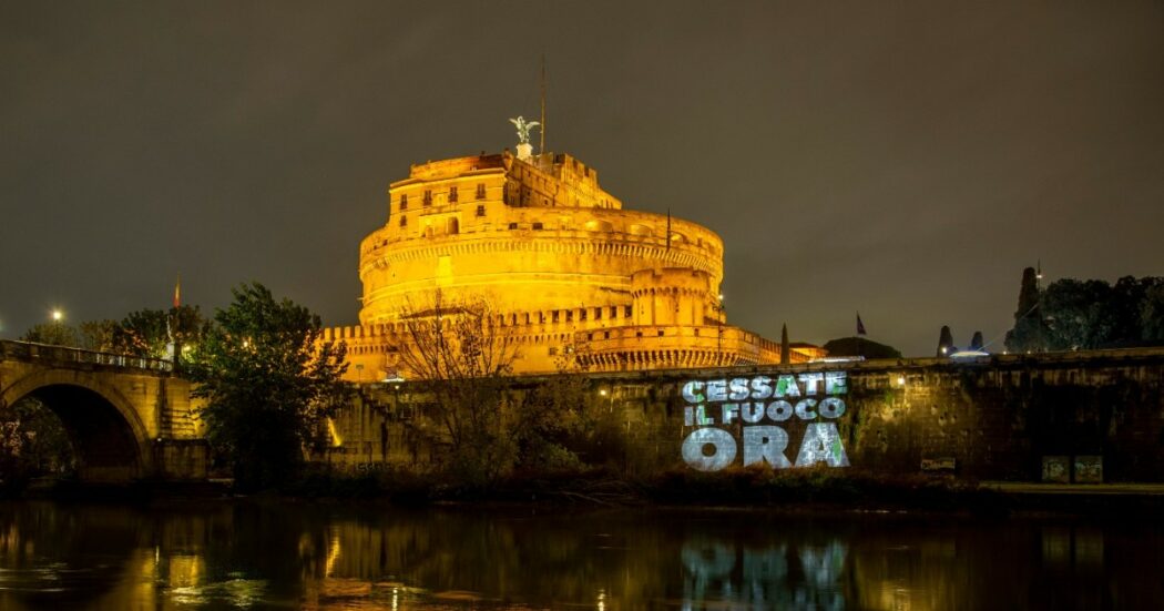 Gaza, flash mob di 13 ong italiane per chiedere il cessate il fuoco: proiettato l’appello sulle mura di Castel Sant’Angelo