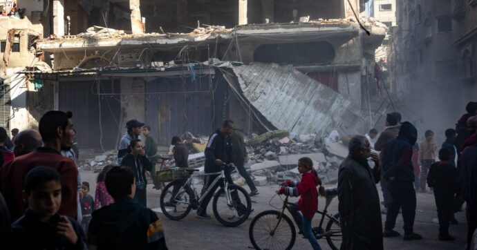 Gaza, la diretta – Israele nega piano per spostare la popolazione dalla Striscia. Borrell: “Sanzioni contro i coloni violenti in Cisgiordania”