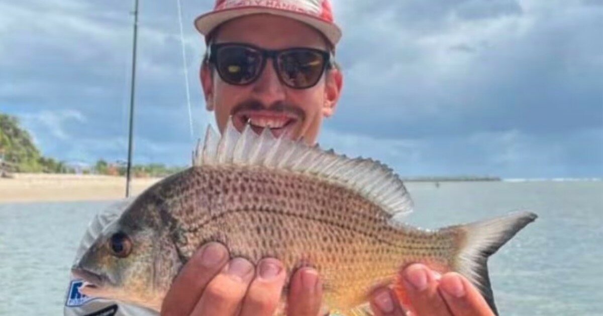 Inciampa e cade a testa in giù in una buca scavata in spiaggia: 23enne muore sepolto da chili di sabbia