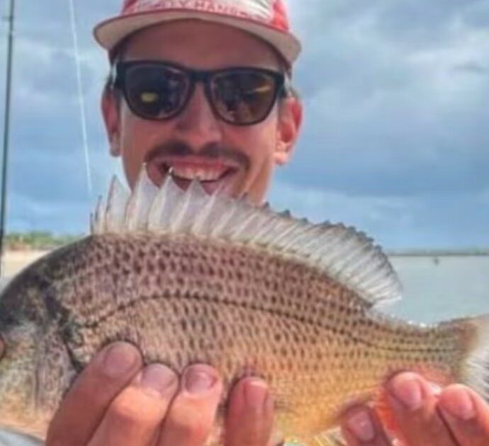 Inciampa e cade a testa in giù in una buca scavata in spiaggia: 23enne muore sepolto da chili di sabbia