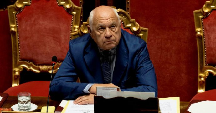 Copertina di Capodanno con la pistola, le interrogazioni di Pd e Renzi al ministro Nordio in Senato: la diretta