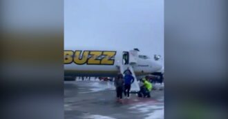 Copertina di L’aereo si riempie di fumo poco dopo l’accensione dei motori: passeggeri evacuati con gli scivoli all’aeroporto di Stoccolma – Video
