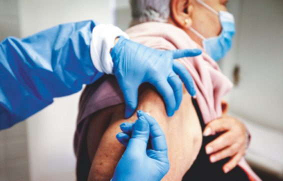 Influenza, virus sinciziale e Covid, senza vaccinazioni il rischio è di 20mila morti. L’appello degli scienziati