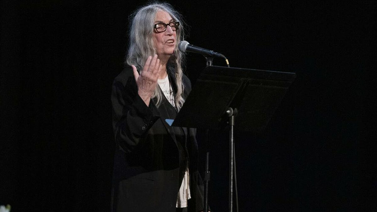 “Se voglio ascoltare qualcuno di intelligente e compassionevole, ascolto Papa Leone o Pedro Sánchez. Almeno quest’ultimo ha il coraggio di opporsi ai Paesi più potenti e ricchi”: parla Patti Smith