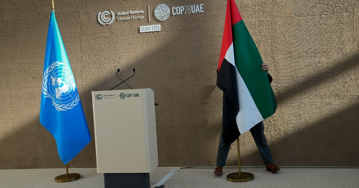 La Cop28 va ai supplementari: trattative a oltranza. 127 Paesi vogliono l’uscita dai combustibili fossili, stati arabi (ma non solo) di traverso