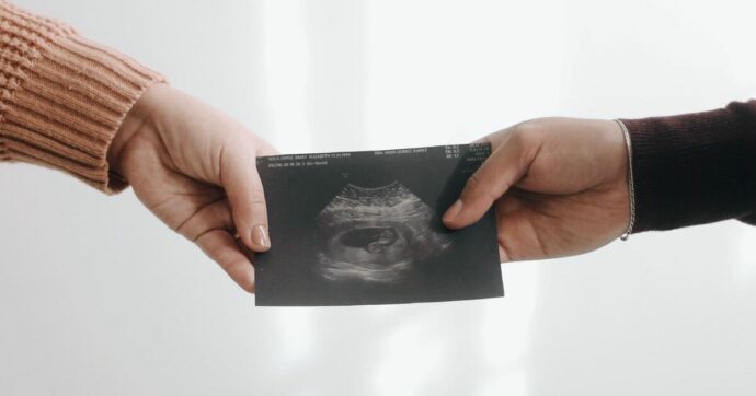 Copertina di Aborto, i medici dovranno far sentire il battito del “nascituro”: depositata la proposta di legge