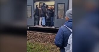 Copertina di Cancellazioni, caos e tensioni sulla linea Trenord Milano-Mortara: pendolari ammassati nei vagoni.  Aggredita una capotreno