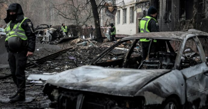 Ucraina, Kiev di nuovo obiettivo degli attacchi russi: 53 feriti dopo un bombardamento, danneggiato un asilo