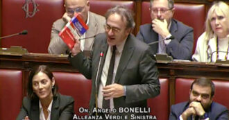 Copertina di Bonelli regala un manuale di inglese al ministro Pichetto: “Così capisce il documento della Cop28. È imbarazzante che non fosse là”