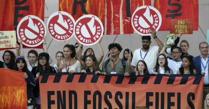 Cop28 di Dubai, nel documento finale un compromesso comunque storico: uscita graduale dai combustibili fossili entro il 2050