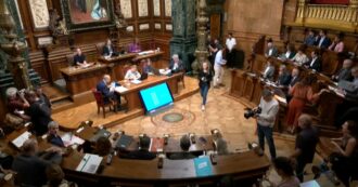 Copertina di Barcellona chiede al governo Sànchez lo stop alla vendita di armi a Israele. E la sinistra in Parlamento: “Fermare ciò che avviene a Gaza”