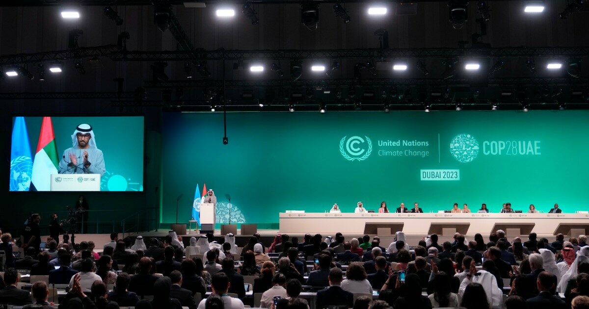 Cop 28 si chiude con un testo storico: per la prima volta si parla dell’uscita dai combustibili fossili. Ma nei fatti zero progressi sull’addio al carbone | L’analisi