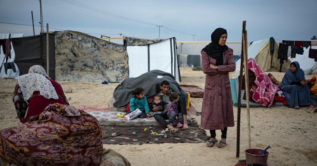 Civili senza cibo e acqua: a Gaza è disastro umanitario. L’altra guerra oltre le bombe: “Alle famiglie una scatoletta di tonno e una bottiglietta”