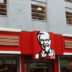 Copertina di Un tatuaggio per il pollo gratis a vita: la “trovata” di KFC ha convinto 200 persone. Le associazioni dei consumatori: “Fare verifiche”