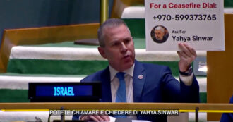 Copertina di L’ambasciatore israeliano all’Onu mostra un cartello col numero di telefono del capo di Hamas: “Chiamate lui se volete il cessate il fuoco”
