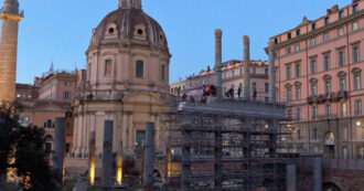 Copertina di Protesta al Foro di Traiano, attivisti per il diritto all’abitare salgono sull’impalcatura di un monumento – Video