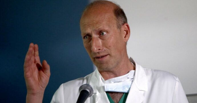 “Indagato per falso il chirurgo che ha operato il Papa. Risultava in sala operatoria, ma faceva visite private”
