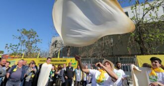 Copertina di Patate e trattori nel centro di Napoli: caro Lollobrigida, mancava solo lei