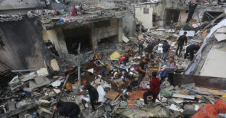 Copertina di Gaza, interrotte le telecomunicazioni nella Striscia. Israele attacca la Croce Rossa: “Da 67 giorni fallisce nel dare assistenza agli ostaggi”