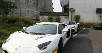 Copertina di Ferrari, Porsche e Lamborghini per riciclare denaro attraverso un’azienda di auto di lusso in Germania: 8 arresti tra Napoli e Cagliari