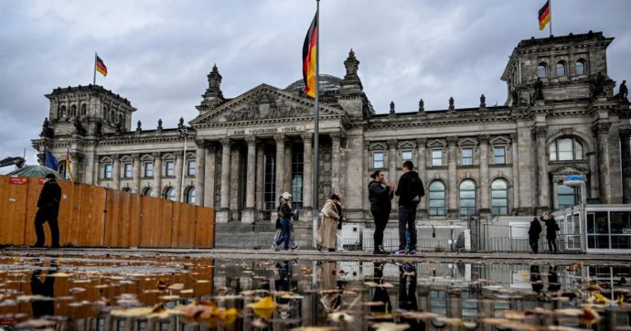 Mes, le bufale di Meloni: “il fax” esibito da Giorgia? Non è un fax