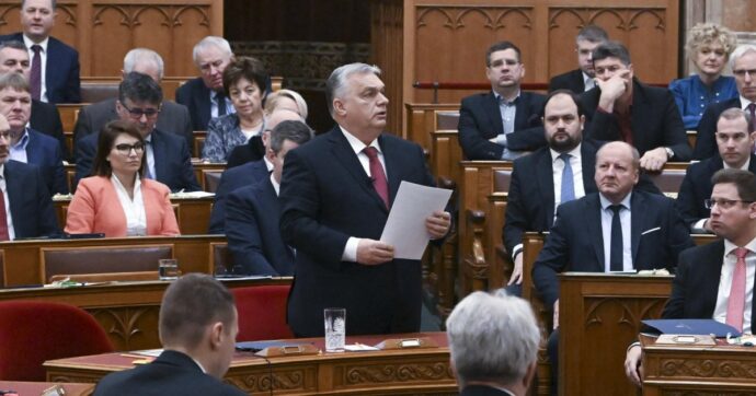 Consiglio Ue, Orban si mette di traverso: “Kiev non ha i requisiti per l’ingresso”. Vertice con von der Leyen, Michel, Scholz e Macron