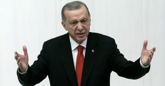 Erdogan attacca Netanyahu: “Si è guadagnato un posto accanto a Hitler, Mussolini e Stalin. Crimini umanitari a Gaza, stiamo con Hamas”