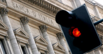 Copertina di Banca d’Italia abbassa ancora le stime sulla crescita economica 2024. Ora è la metà del + 1,2% previsto dal governo