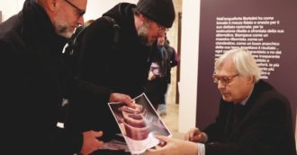 Copertina di Sgarbi e la tela rubata, i carabinieri nel castello del “delitto”