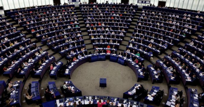 Copertina di La destra (con FdI, Lega e FI) affossa le nuove norme anti-molestie del Parlamento Ue: corsi obbligatori, ma no a sanzioni per chi li diserta
