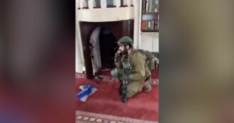 Copertina di Cisgiordania, soldati israeliani entrano in una moschea di Jenin e fanno la preghiera dell’Hanukkah: sanzionati dall’esercito