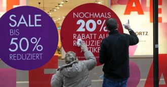 Copertina di “Pagateci di più”: ora in Germania minacciano lo sciopero anche i commessi dei negozi. “Pronti a bloccare tutto sotto Natale”