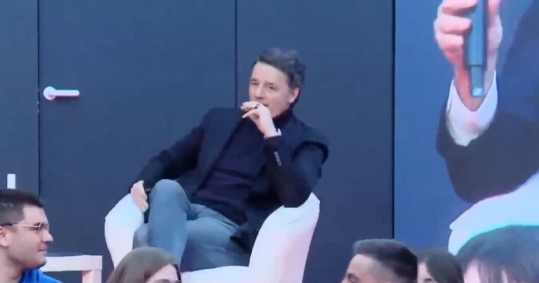 Matteo Renzi sul palco di Atreju scherza: “Sono qui per sostituire Schlein”. Poi il coro del pubblico per Delmastro: “Uno di noi…”