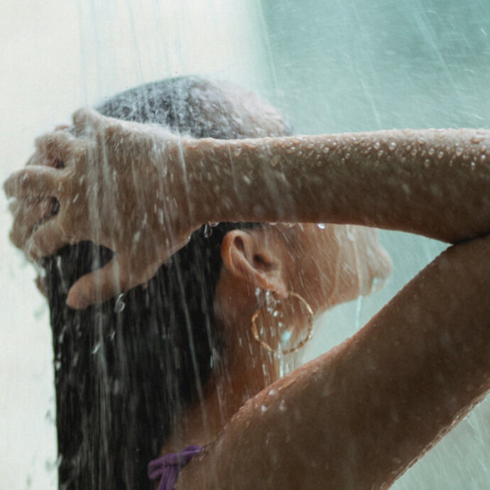 “Perché ci laviamo? Perché abbiamo paura che qualcun altro ci dica che stiamo puzzando”. Gli esperti contro le docce quotidiane