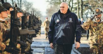 Copertina di Aiuti all’Ucraina, la Lega si smarca: “Ora basta”. Rissa Fazzolari-Crosetto