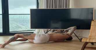 Copertina di David Beckham aggiusta la tv in mutande e Victoria non si trattiene: “L’elettricista… Sei il benvenuto”. Samsung avvisa i consumatori: “Se vi si rompe, non viene lui”
