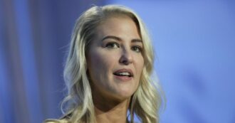 Copertina di Florida, la leader delle mamme conservatrici costretta a dimettersi per lo scandalo sessuale del marito