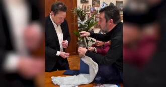 Copertina di Musk e Salvini insieme al ministero: il leader della Lega gli regala una campana del Molise e gli mostra il plastico del Ponte sullo Stretto