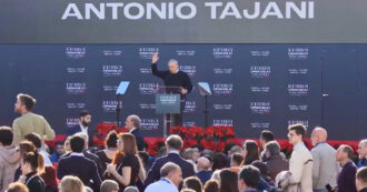 Copertina di Una persona si sente male mentre parla Tajani ad Atreju, il leader di Forza Italia: “Si è ripresa? Berlusconi ha fatto il miracolo”