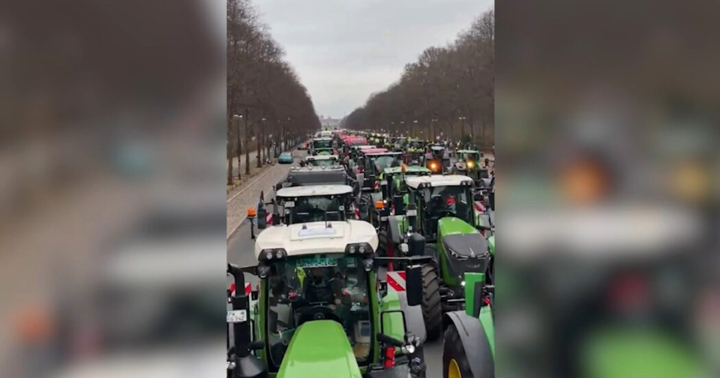 Protesta degli agricoltori a Berlino, più di 1500 trattori bloccano le strade di fronte alla Porta di Brandeburgo – Video