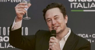 Copertina di Tesla ordina 4mila torte in pasticceria e poi disdice tutto: Elon Musk si scusa e rimedia così