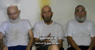 Copertina di Gaza, Hamas diffonde un video con tre ostaggi israeliani: “Siamo anziani e malati cronici. Non fateci invecchiare qui”
