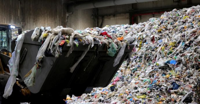 Copertina di Il  Consiglio Ue  vota “green” su plastica. Italia unica contro