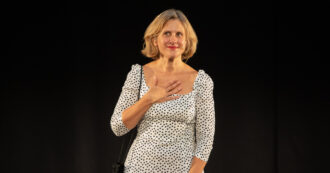 Copertina di Maternità, l’attrice Chiara Lagani: “Contro i tabù, porto in scena la libera scelta”