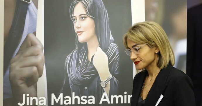 Copertina di Iran, la denuncia di Amnesty: “Il regime usa lo stupro come arma contro il movimento delle donne”