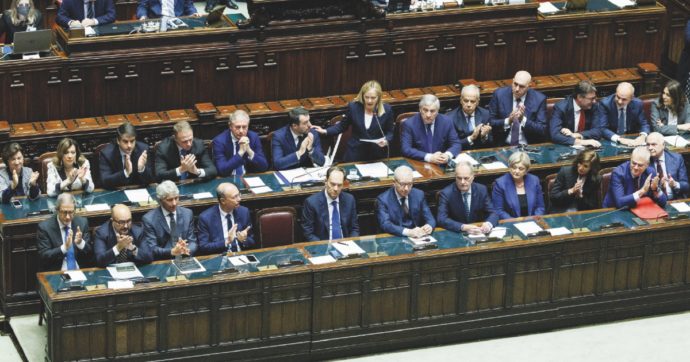 Giorgia e i suoi fardelli: il governo di imputati, affaristi e “capitreno”