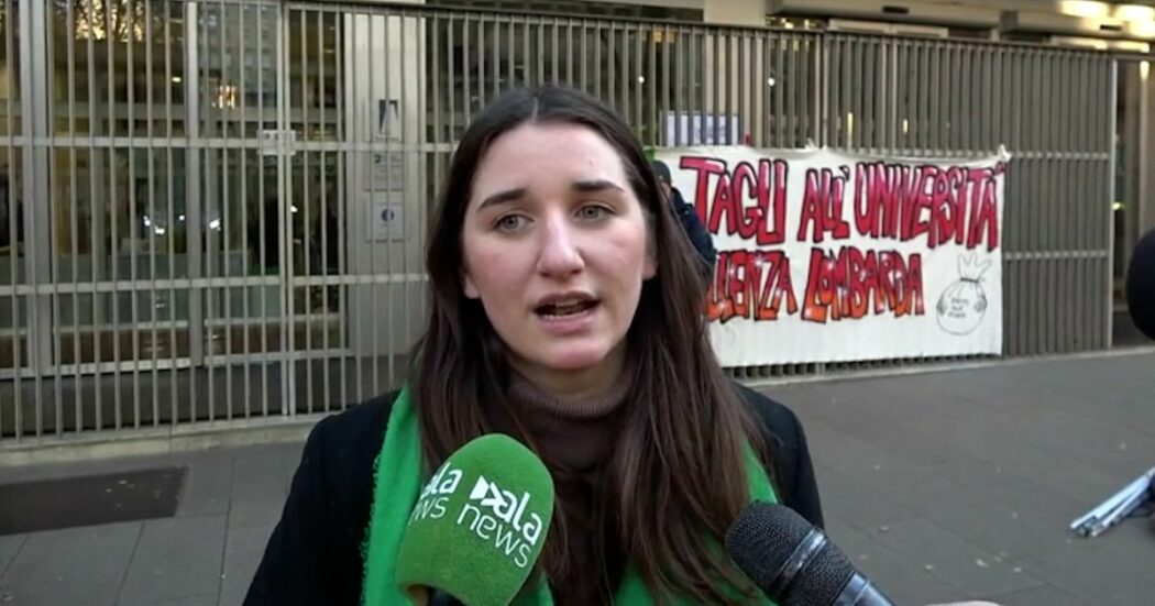 Lombardia, la protesta degli universitari: “Da Regione 12 milioni di tagli indiscriminati a borse di studio e sussidi per le residenze”