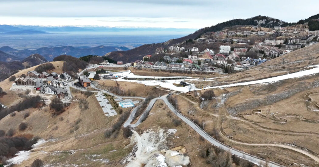 Poca neve e temperature primaverili a 1500 metri di quota: il drone in volo sulle Alpi piemontesi – Video